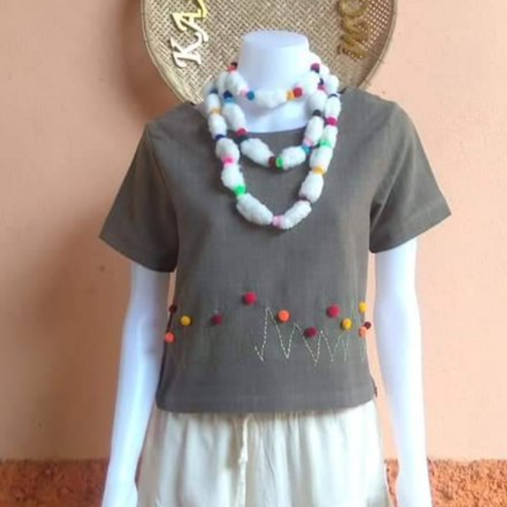 เสื้อคอกลมปักลวดลาย
